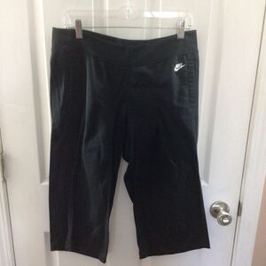 Women’s Black Nike Cropped‎ Pants Size Medium